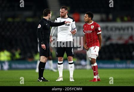 Richard Keogh (Mitte) von Derby County und Korey Smith von Bristol City (Rechts) Sprechen Sie mit Schiedsrichter Darren England (links) Stockfoto