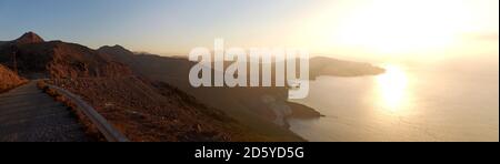 Spanien, Andalusien, Almeria, Naturschutzgebiet Cabo de Gata bei Sonnenuntergang, Panorama Stockfoto
