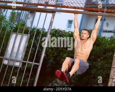 Muskulösen jungen Mann training am Sportplatz Stockfoto