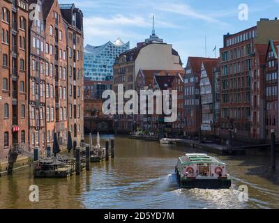 Deutschland, Hamburg, historische Gebäude am Nicolaifleet mit Elbphilharmonie im Hintergrund Stockfoto