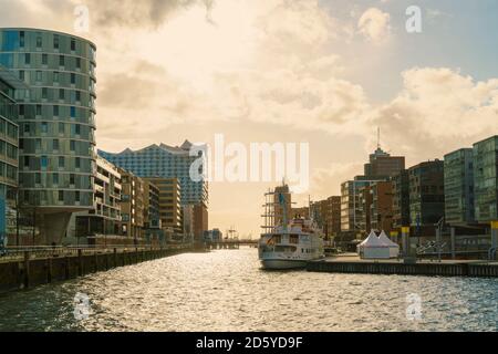 Deutschland, Hamburg, HafenCity, Hafen, moderne Gebäude, Elbphilharmonie im Hintergrund Stockfoto