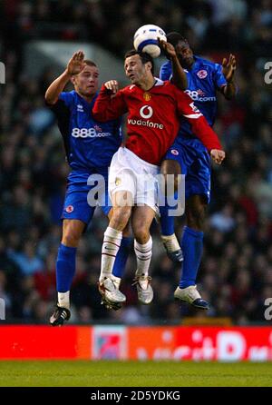 Ryan Giggs von Manchester United springt mit Middlesbrough um den Ball Lee Cattermole und George Boateng Stockfoto