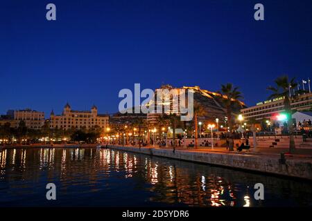 Spanien, Alicante, Santa Barbara Burg vom Hafen aus gesehen bei Nacht Stockfoto