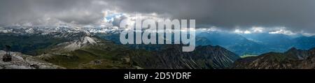 Deutschland, Bayern, Oberstdorf, Nebelhorn-Seilbahn mit Panoramablick in Richtung Hoefatsblick Stockfoto