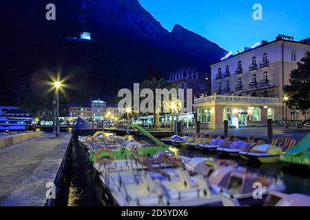 Italien, Riva del Garda, Tretboote am Gardasee Stockfoto