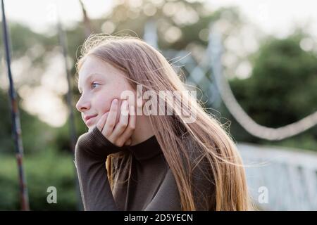 Porträt von Teenager-Mädchen auf einer Brücke Stockfoto