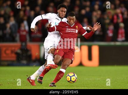 Swansea City's Leroy Fer (links) und Liverpools Georginio Wijnaldum Schlacht Für den Ball Stockfoto