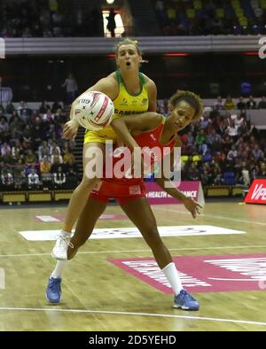 Australia Diamonds Gabrielle Simpson greift nach dem Ball vor England Rosen Serena Guthrie Stockfoto