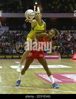 Australia Diamonds Gabrielle Simpson greift nach dem Ball vor England Rosen Serena Guthrie Stockfoto