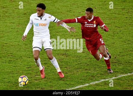 Swansea City's Leroy Fer (links) und Liverpools Georginio Wijnaldum Schlacht Für den Ball Stockfoto