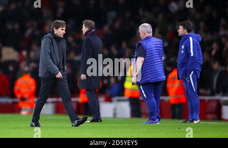 Chelsea-Manager Antonio Conte (links) verlässt den Platz dejected nach Die letzte Pfeife Stockfoto