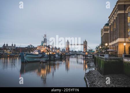 Großbritannien, England, London, Queen's Walk, HMS Belfast und Tower Bridge Stockfoto