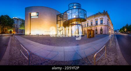 Deutschland, Berlin, Panorama des deutschen historischen Museums in der Dämmerung Stockfoto