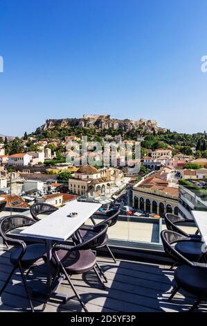 Griechenland, Athen, Monasteraki-Platz und Akropolis im Hintergrund, vom Restaurant aus gesehen Stockfoto