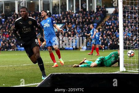 Kelechi Iheanacho von Leicester City feiert das dritte Tor seiner Seite Des Spiels Stockfoto