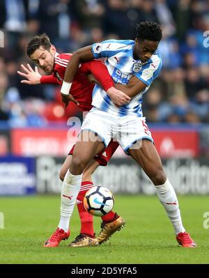 Lukas Jutkiewicz von Birmingham City (links) und Terence Kongolo von Huddersfield Town (Rechts) Kampf um den Ball Stockfoto
