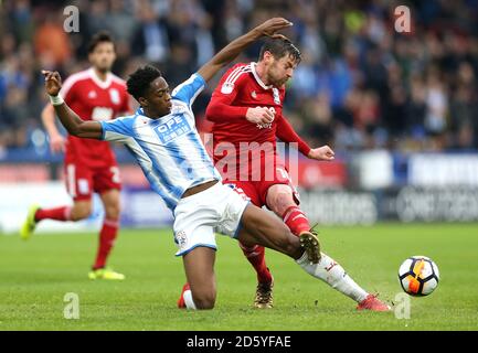 Lukas Jutkiewicz von Birmingham City (rechts) und Terence Kongolo von Huddersfield Town (Links) Kampf um den Ball Stockfoto