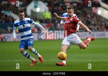 Joe Bryan von Bristol City und Josh Scowen von Queens Park Rangers Stockfoto