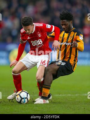 Zach Clough (links) im Nottingham Forest und Ola Aina in Hull City Kampf um den Ball Stockfoto