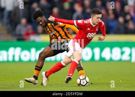 Hull City's Ola Aina (links) und Nottingham Forest's Zach Clough Kampf um den Ball Stockfoto