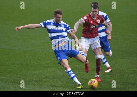 Aden Flint von Bristol City und Matt Smith von Queens Park Rangers Stockfoto