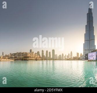 Vereinigte Arabische Emirate, Dubai, Burj Khalifa Lake Burj Khalifa und Souk Al Bahar am Abend Stockfoto