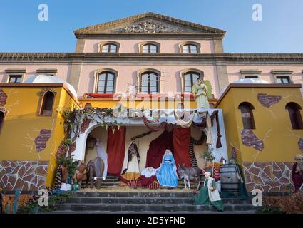 Spanien, Teneriffa, La Orotava, Blick auf die Weihnachtskrippe vor dem Rathaus Stockfoto