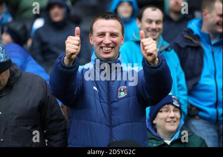 Ein Coventry City Fan gibt den Daumen nach oben von der Ständer Stockfoto