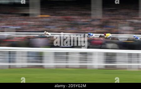 Läufer und Reiter in Aktion während des Crest Nicholson Handicap Jagen Stockfoto