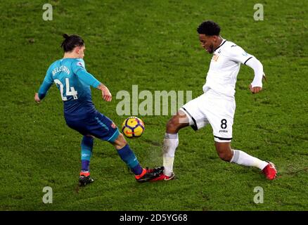 Hector Bellerin von Arsenal (links) und Leroy Fer von Swansea City (rechts) Kampf um den Ball Stockfoto