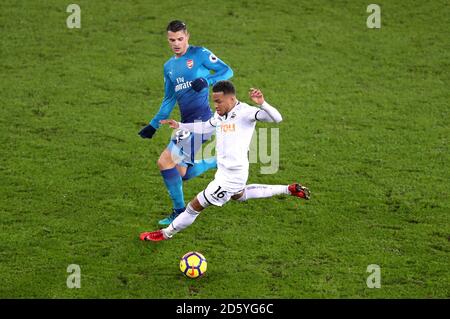 Arsenal's Granit Xhaka (links) und Swansea City's Martin Olsson (rechts) Kampf um den Ball Stockfoto