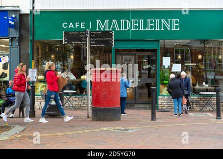 Ashford, Kent, Großbritannien. Oktober 2020. Trostlos aussehende Hauptstraße, da mehr Geschäfte zu vermieten und für Verkauf Schilder auf es Fenster haben. Einige Cafés sind mit Kunden beschäftigt. Cafe Madeleine an der Hauptstraße. Foto: Paul Lawrenson-PAL Media/Alamy Live News Stockfoto