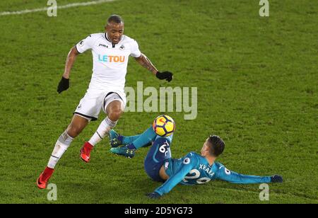 Jordan Ayew von Swansea City (links) und Granit Xhaka von Arsenal (rechts) Kampf um den Ball Stockfoto