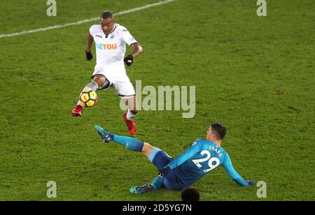 Jordan Ayew von Swansea City (links) und Granit Xhaka von Arsenal (rechts) Kampf um den Ball Stockfoto