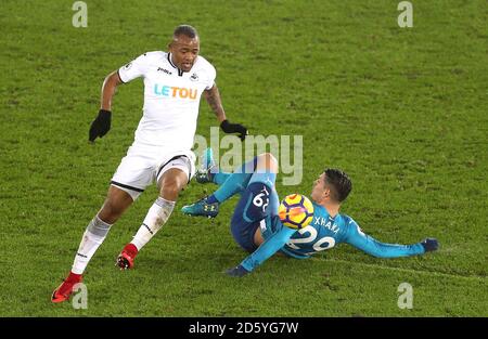 Jordan Ayew von Swansea City (links) und Granit Xhaka von Arsenal (rechts) Kampf um den Ball Stockfoto