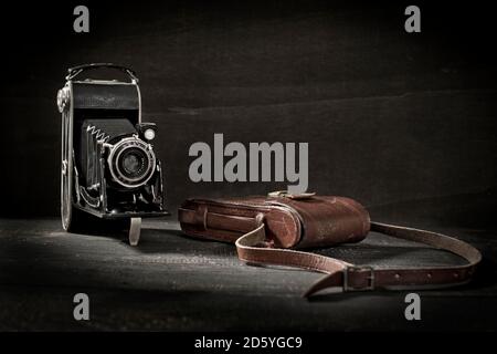 Alte Kamera und Ledertasche Stockfoto