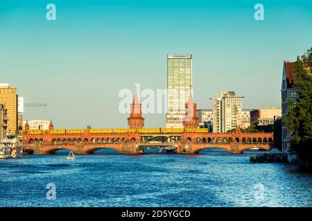 Deutschland, Berlin, Blick auf die Oberbaumbrücke mit Spree im Vordergrund Stockfoto