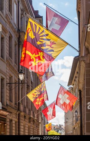 Schweiz, Genf, Rue de Hotel de Ville, Fahnen von Stadt, Kanton und Staat Stockfoto