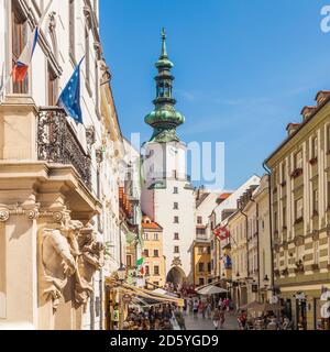 Slowakei, Bratislava, Geschäfte und Restaurants in Michalska ulica mit Michaelstor Stockfoto