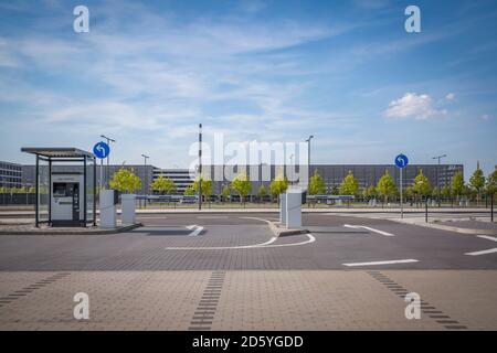 Deutschland, Flughafen Berlin Brandenburg, Tore eines Parkplatzes Stockfoto