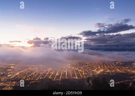 Südamerika, Ecudador, Provinz Imbabura, Ibarra, blaue Stunde und Nebel Stockfoto