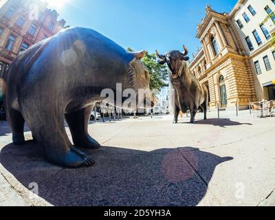 Deutschland, Frankfurt, Bulle und Bär Bronze Skulpturen an Börse Stockfoto