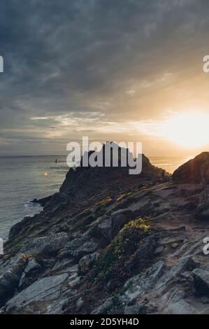 Frankreich, Bretagne, Pointe du Raz, Sonnenuntergang an der Küste Stockfoto