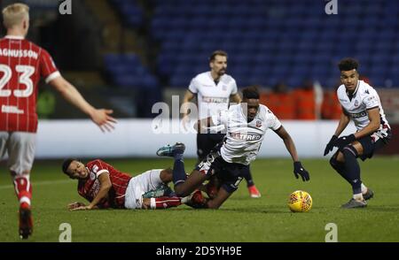 Sammy Ameobi von Bolton Wanderers kämpft mit Bristol um den Ball Korey Smith Stockfoto