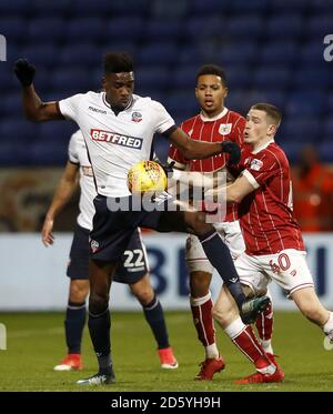 Sammy Ameobi von Bolton Wanderers kämpft mit Ryan Kent von Bristol City um den Ball. Stockfoto