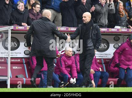 Burnley-Manager Sean Dyche (links) und Manchester City-Manager Pep Guardiola schüttelt nach der letzten Pfeife die Hände Stockfoto