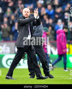 Burnley-Manager Sean Dyche applaudiert den Fans nach dem Finale Pfeife Stockfoto