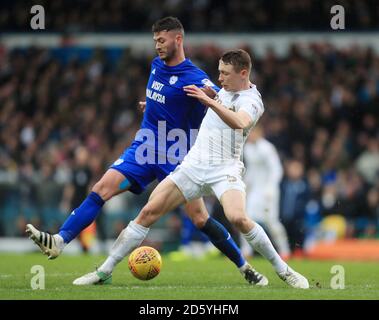 Matthew Pennington von Leeds United (links) am Ball. Leeds United und Cardiff City im Elland Road Stadion. Stockfoto