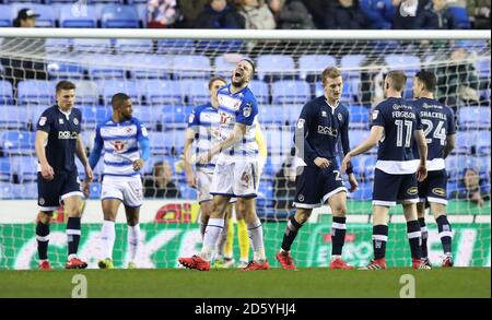 Reading's Joey van den Berg (Mitte) rauscht eine verpasste Chance Stockfoto