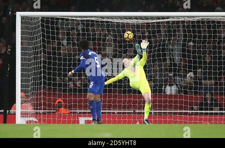 Aaron Ramsey von Arsenal (nicht im Bild) Erzielt seinen Teams den dritten Platz und die Spiele an Everton-Torwart vorbei Jordan Pickford während des Premier League-Spiels zwischen Arsenal und Everton im Emirates Stadium Stockfoto